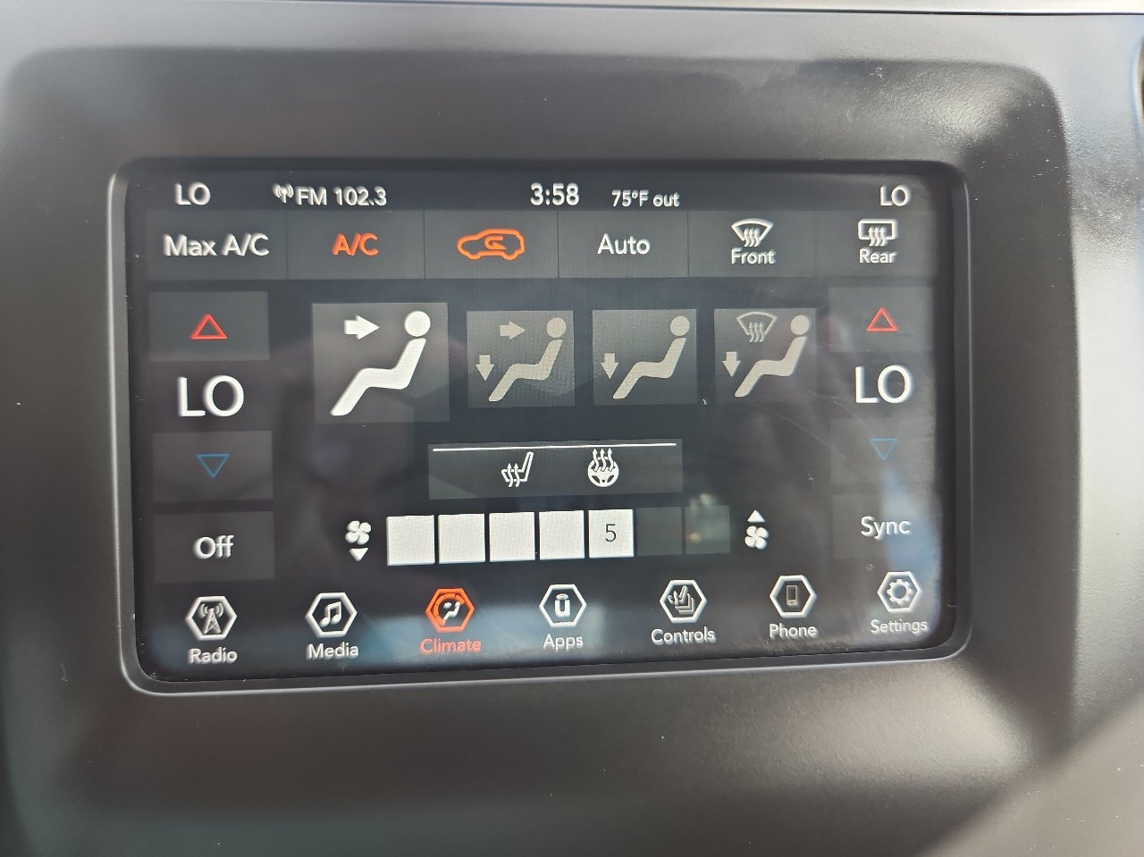 Used 2019 Jeep Cherokee Latitude Plus w/ Comfort/Convenience Group image 28