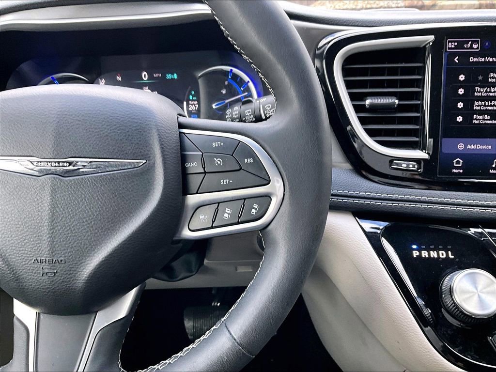 Used 2023 Chrysler Pacifica Touring-L image 17