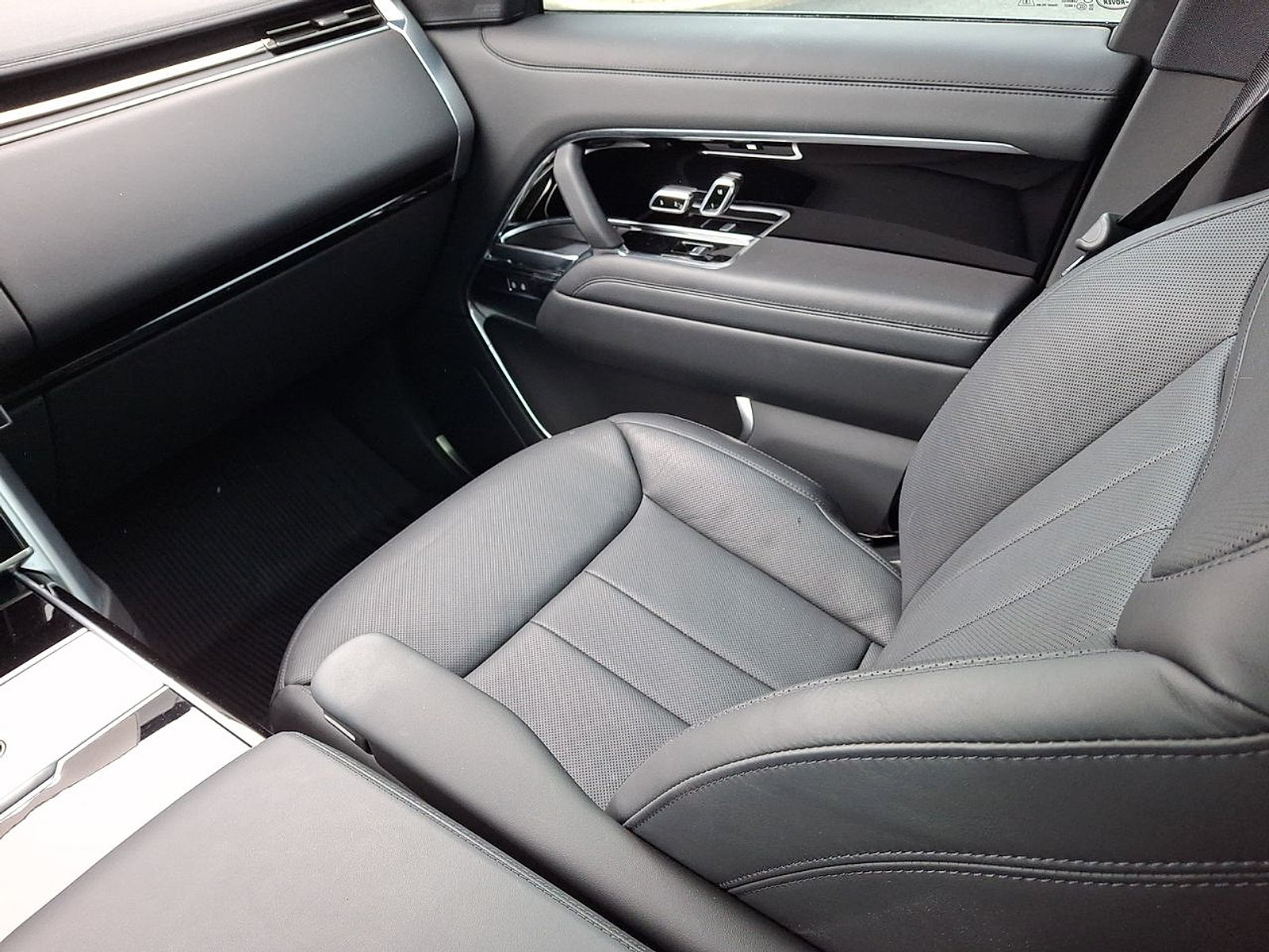 Certified 2025 Land Rover Range Rover SE AWD/4WD image 11