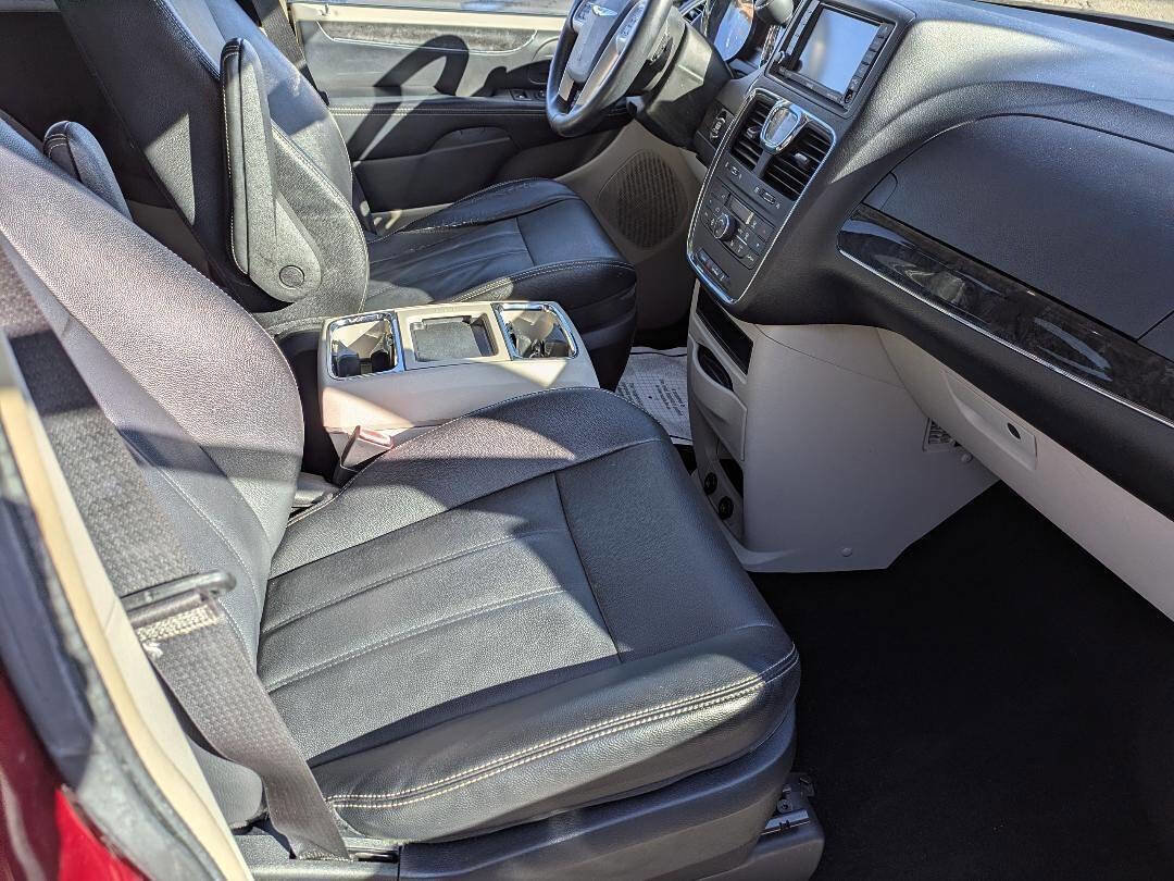 Used 2015 Chrysler Town & Country Touring w/ Driver Convenience Group image 11