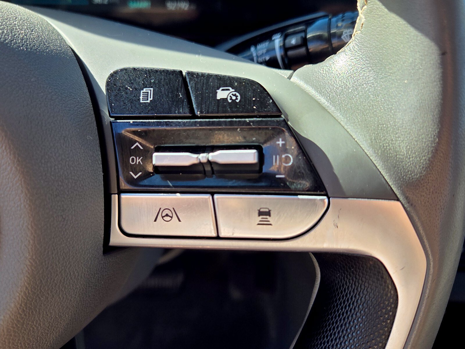 Used 2025 Hyundai Elantra SEL FWD image 25