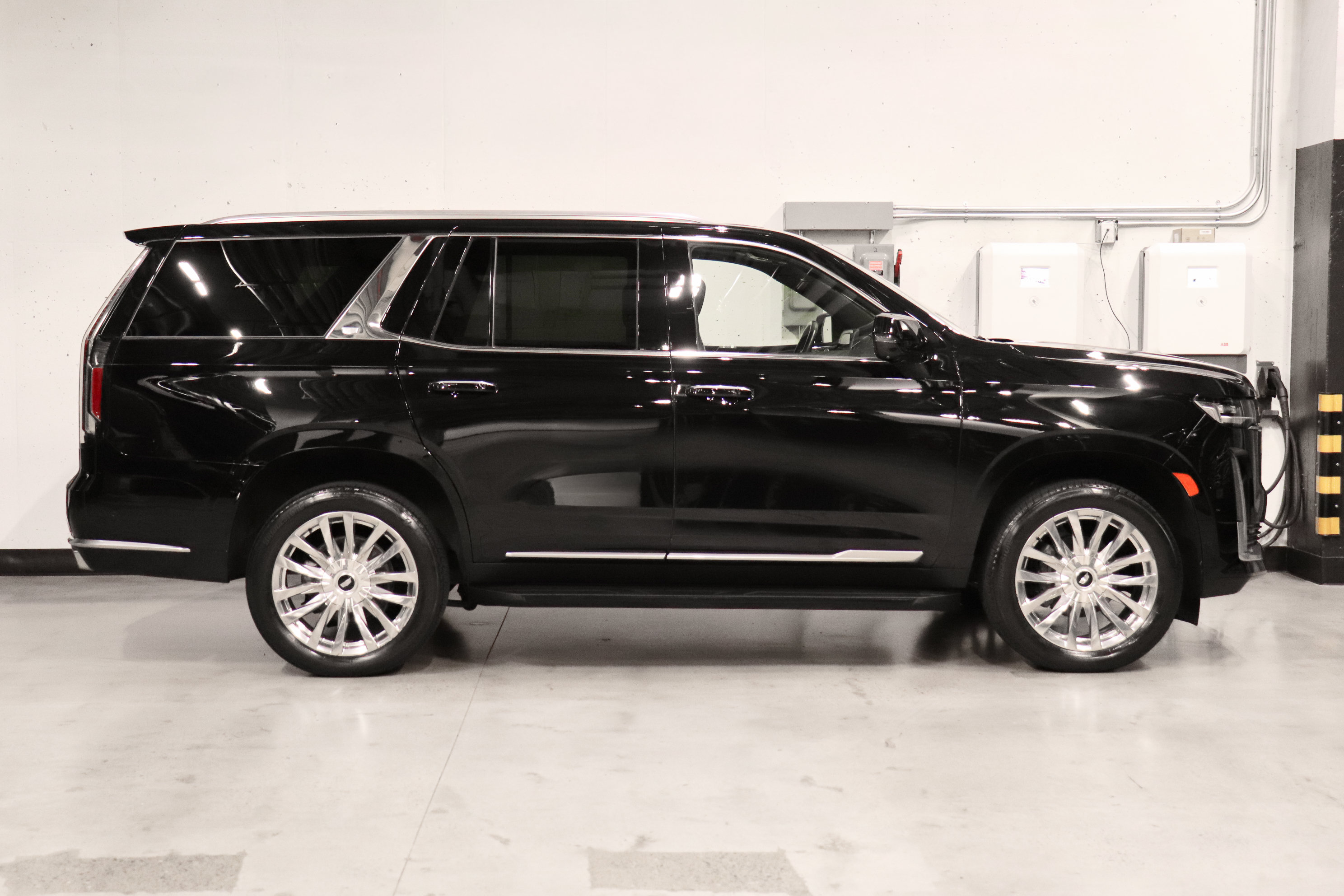 Used 2023 Cadillac Escalade Premium Luxury AWD/4WD image 6