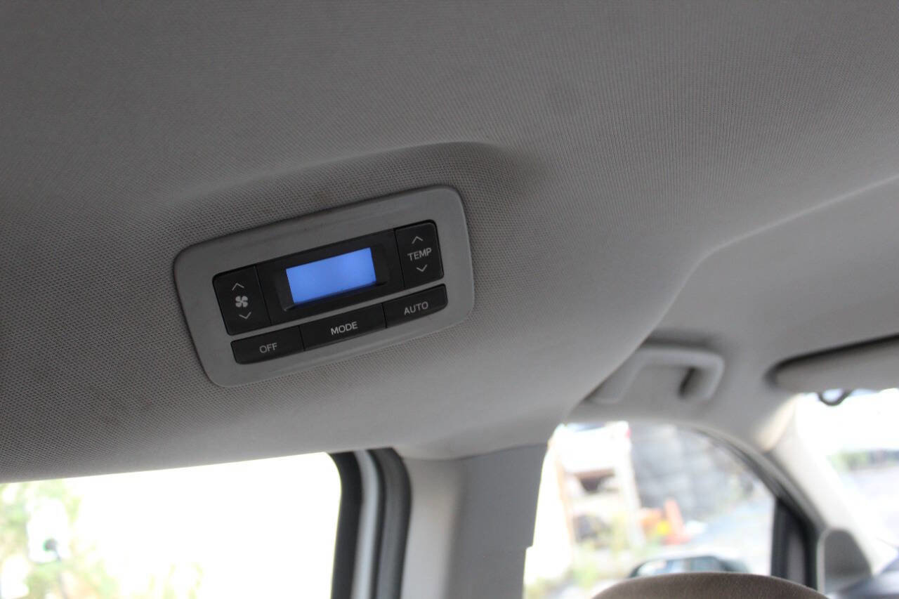 Used 2018 Toyota Sienna L image 25