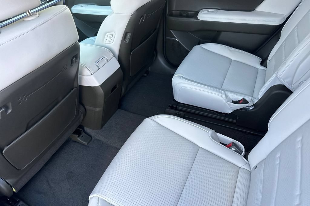Used 2025 Hyundai Santa Fe Calligraphy AWD/4WD image 9
