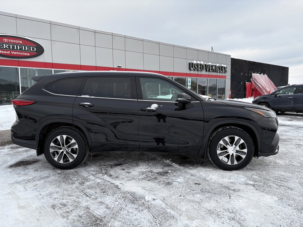 Certified 2022 Toyota Highlander XLE image 2