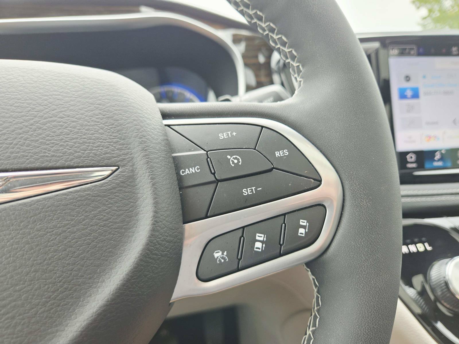 Used 2024 Chrysler Pacifica Limited FWD image 26