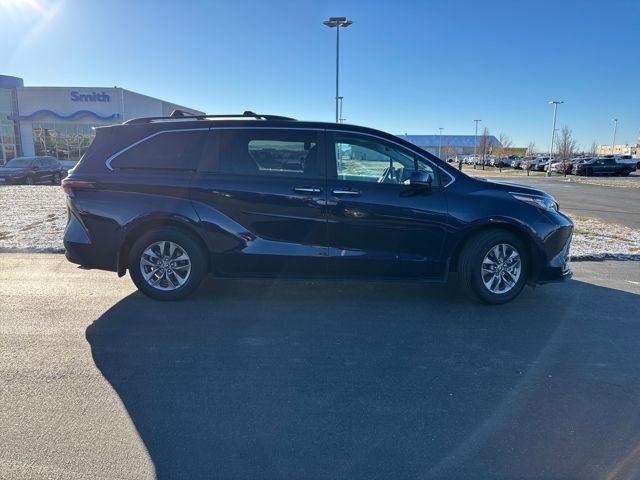 Used 2025 Toyota Sienna XLE image 2