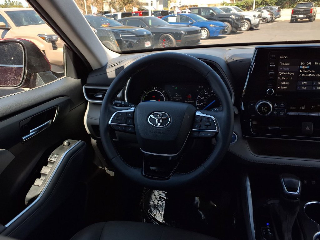 Certified 2021 Toyota Highlander XLE AWD/4WD image 25