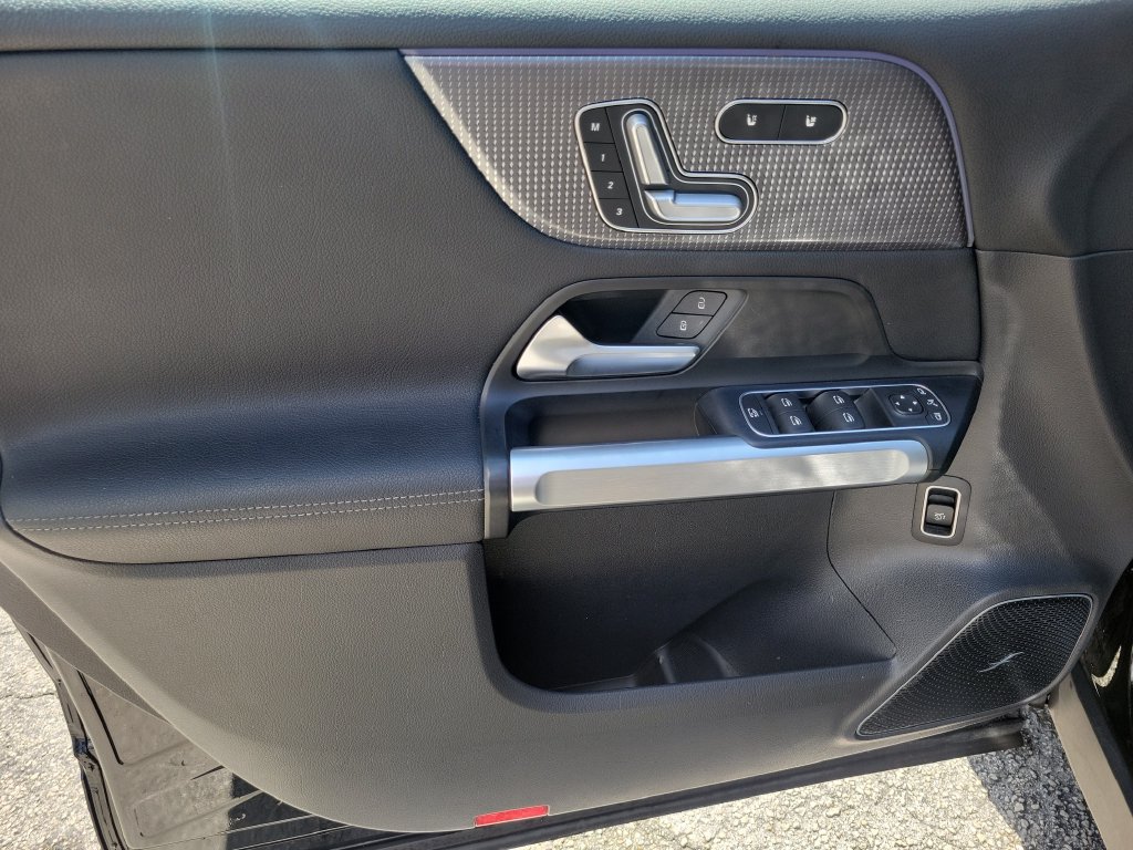 Used 2023 Mercedes-Benz EQB 300 4MATIC image 21
