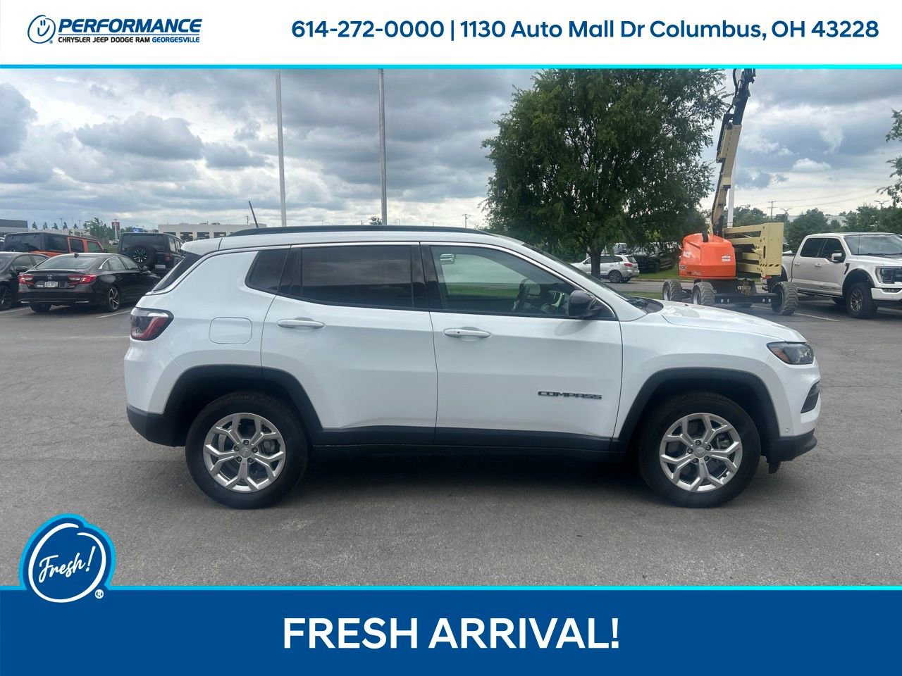 Used 2024 Jeep Compass Latitude w/ Convenience Group AWD/4WD image 3