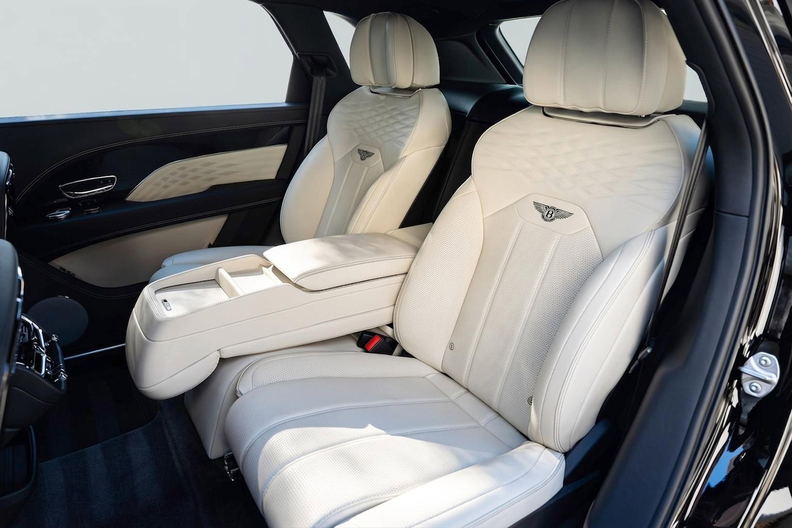 Used 2023 Bentley Bentayga Extended Wheelbase image 11