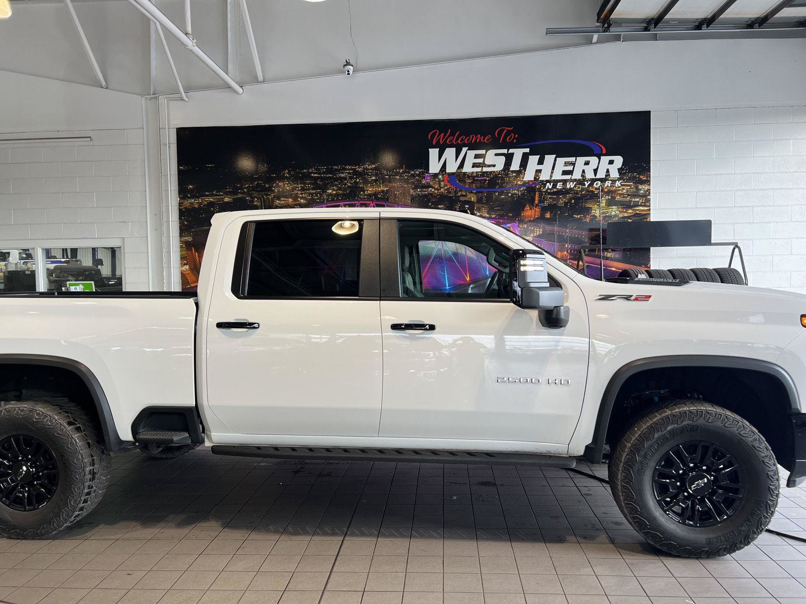 Used 2025 Chevrolet Silverado 2500 ZR2 w/ Technology Package AWD/4WD image 8