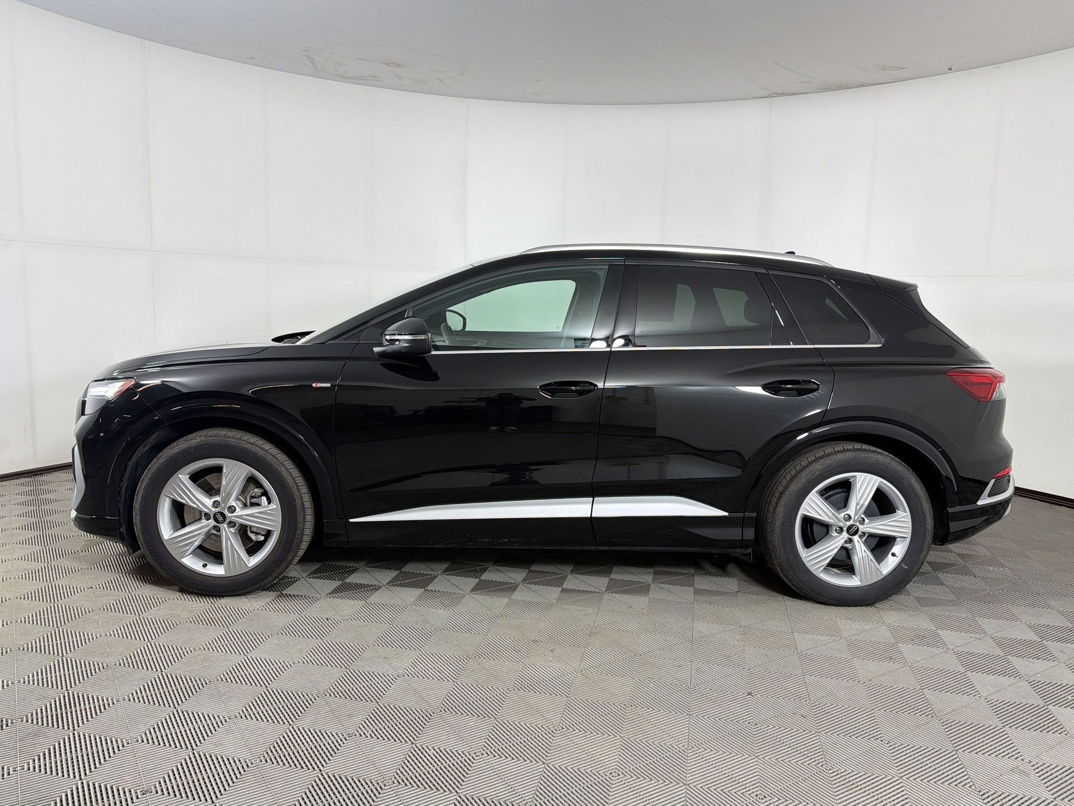 Certified 2025 Audi Q4 e-tron Premium w/ Convenience Package image 2