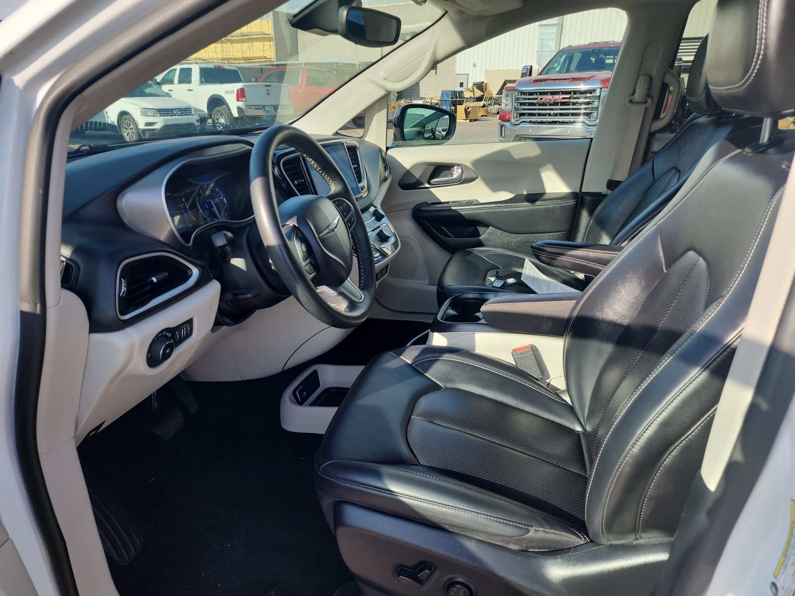 Used 2024 Chrysler Pacifica Touring-L FWD image 22