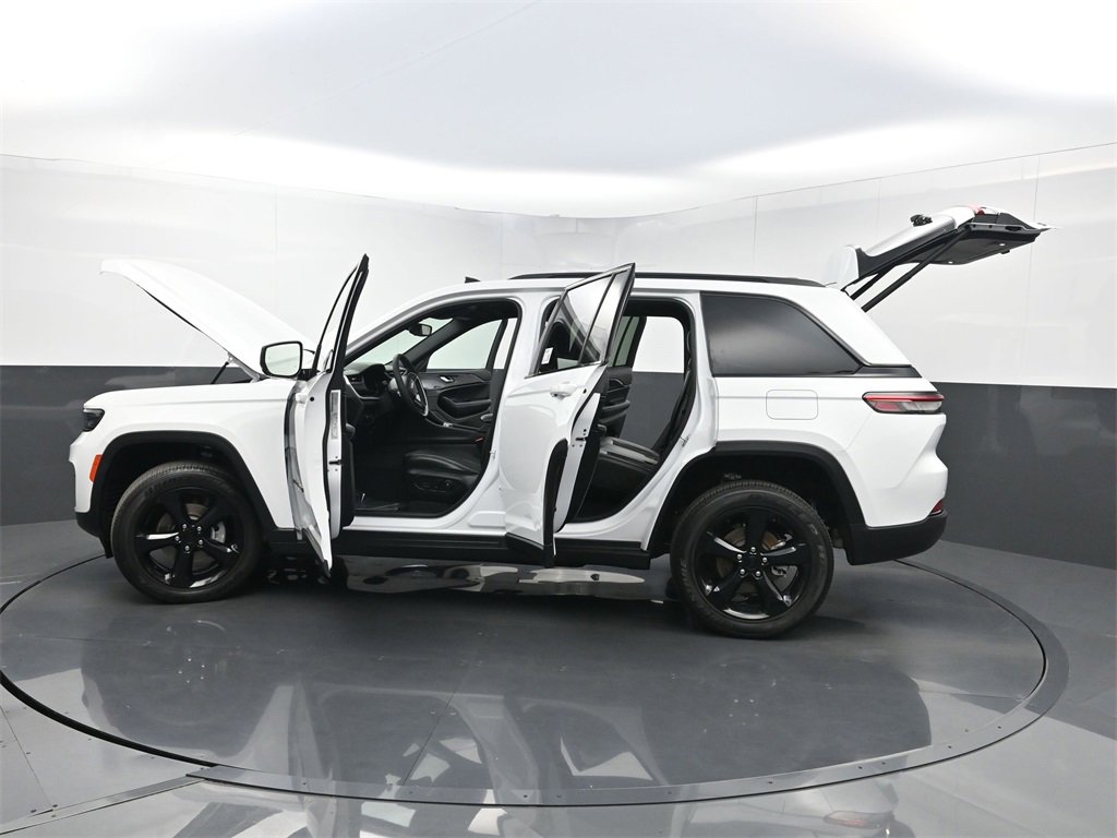 Used 2023 Jeep Grand Cherokee Altitude image 39