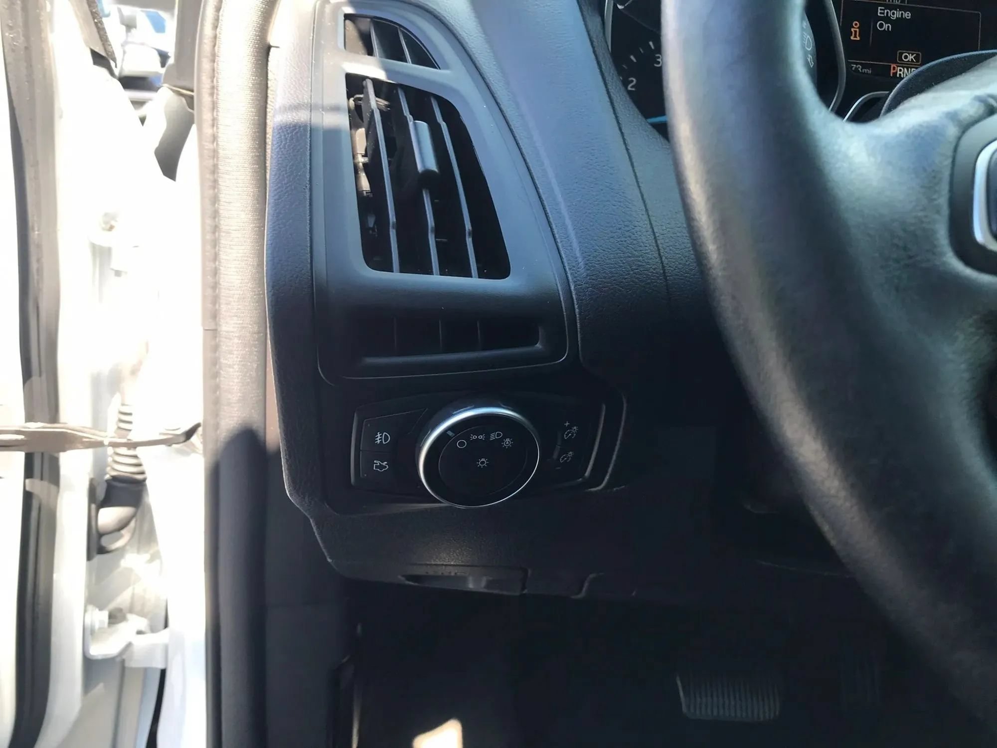 Used 2018 Ford Focus SE w/ SE Appearance Package FWD image 13