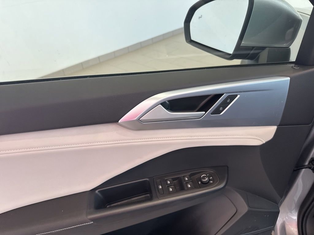 New 2025 Volkswagen Taos SE image 18