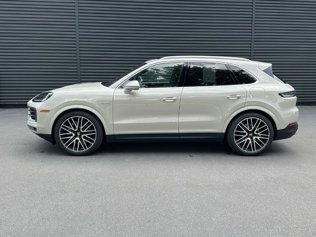 Certified 2025 Porsche Cayenne E-Hybrid AWD/4WD image 2