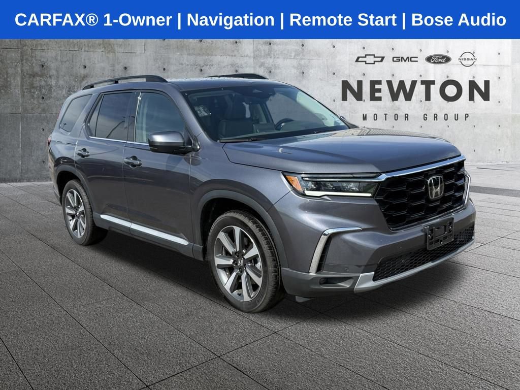 Used 2025 Honda Pilot Touring image 1