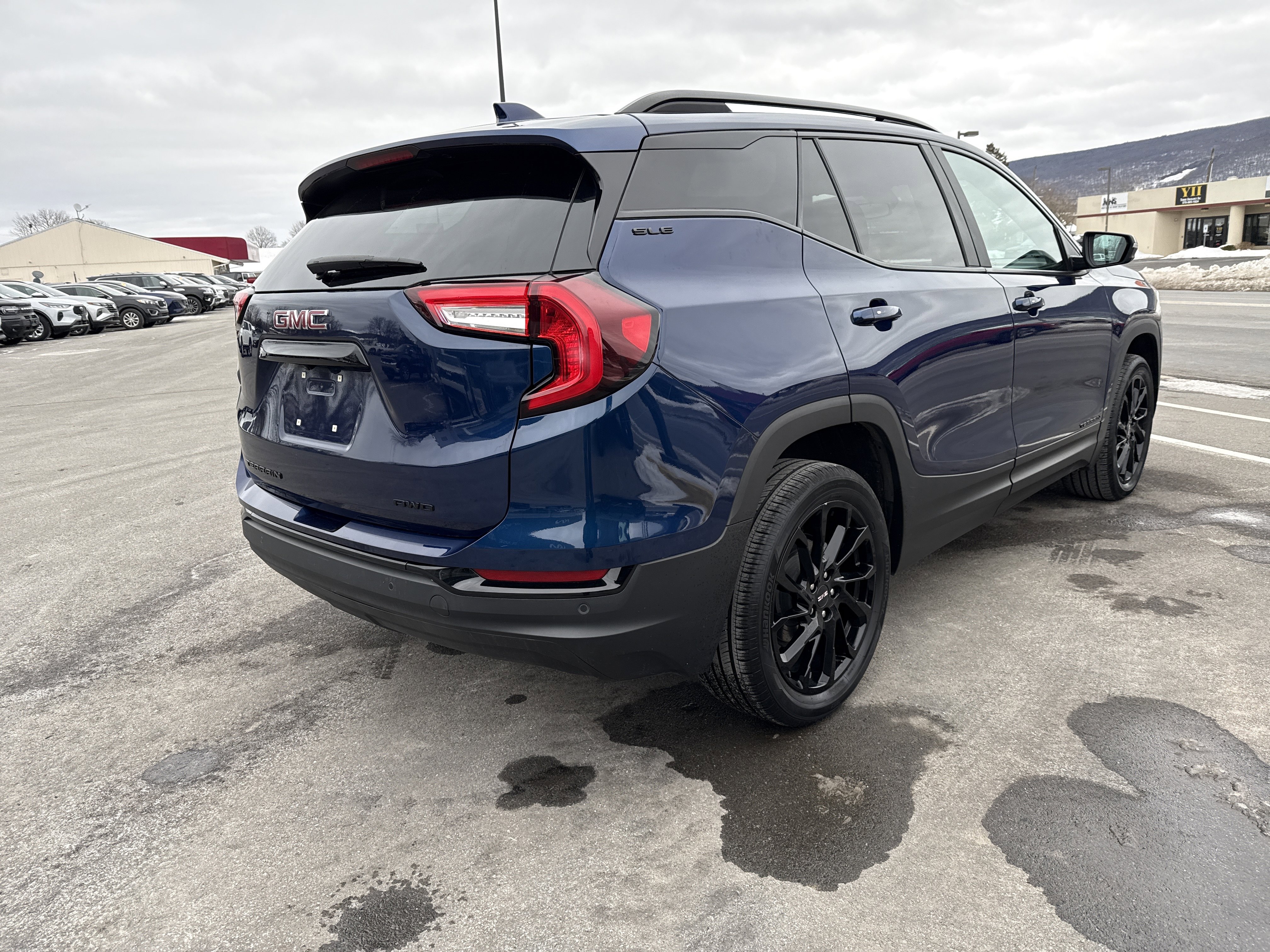 Used 2023 GMC Terrain SLE w/ Driver Convenience Package video 3