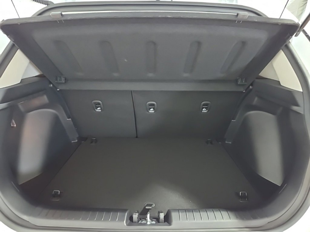 Certified 2025 Hyundai Venue SE image 12