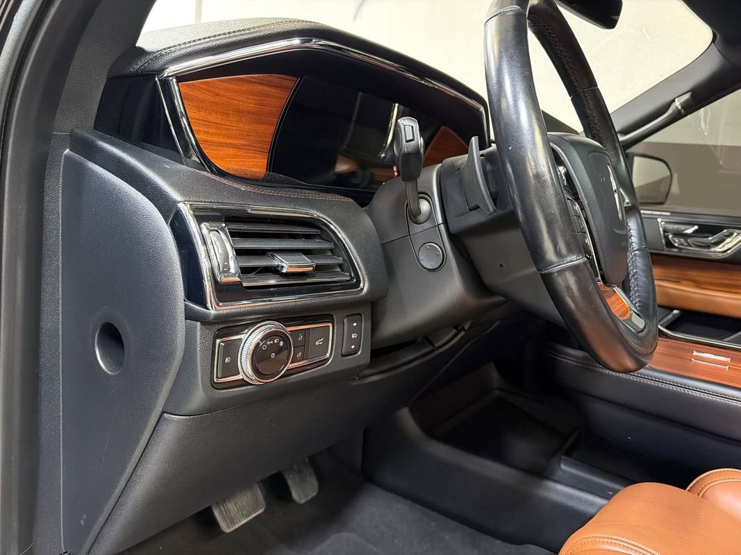 Used 2019 Lincoln Navigator Reserve AWD/4WD image 23