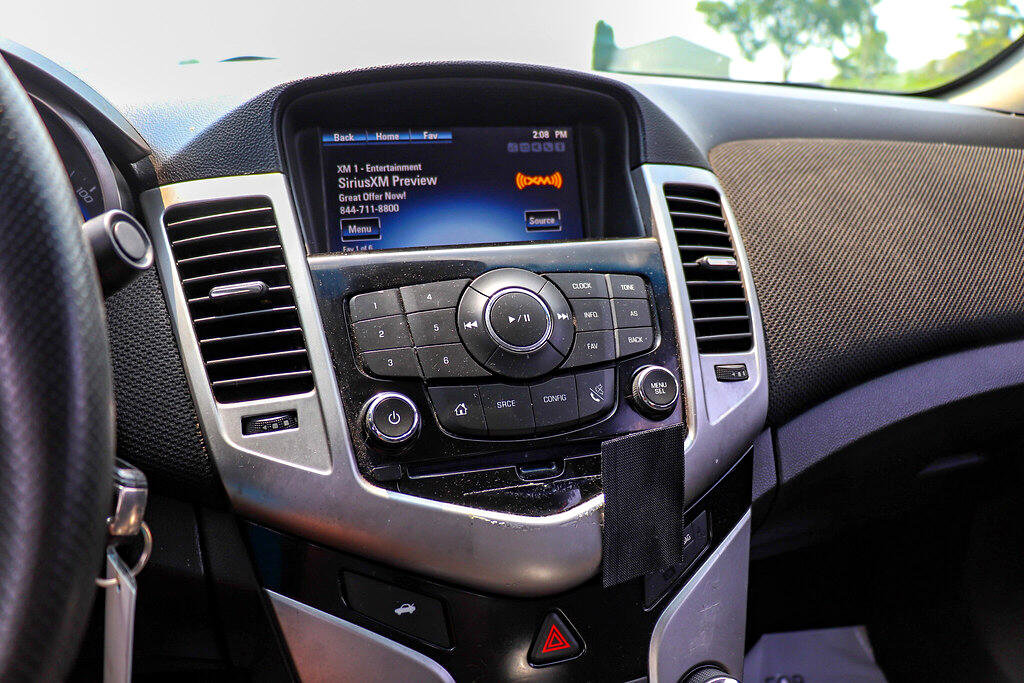 Used 2015 Chevrolet Cruze LT w/ Technology Package image 14