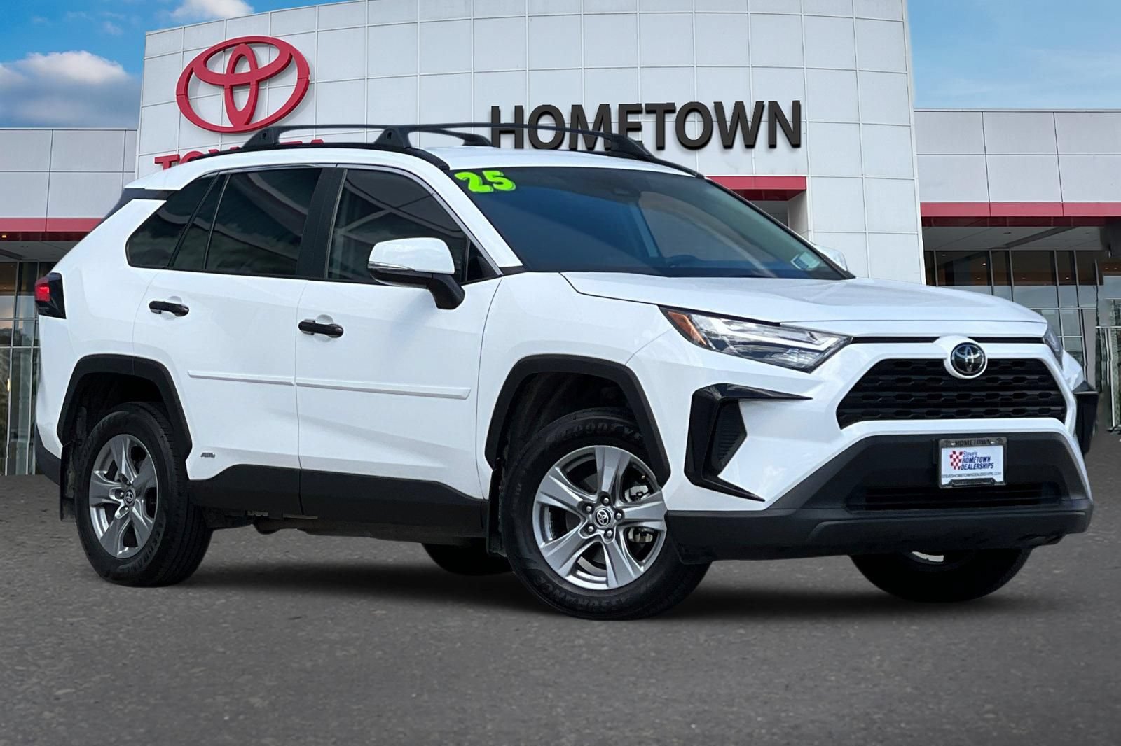 Used 2025 Toyota RAV4 XLE AWD/4WD image 2