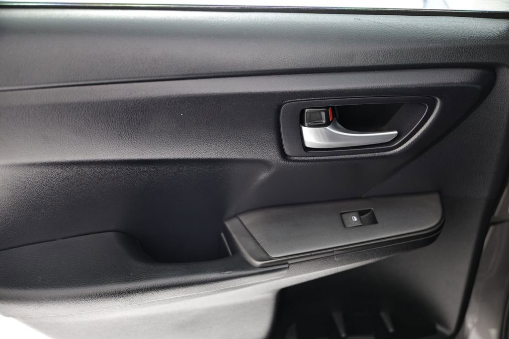 Used 2016 Toyota Camry SE w/ Moonroof Package image 23