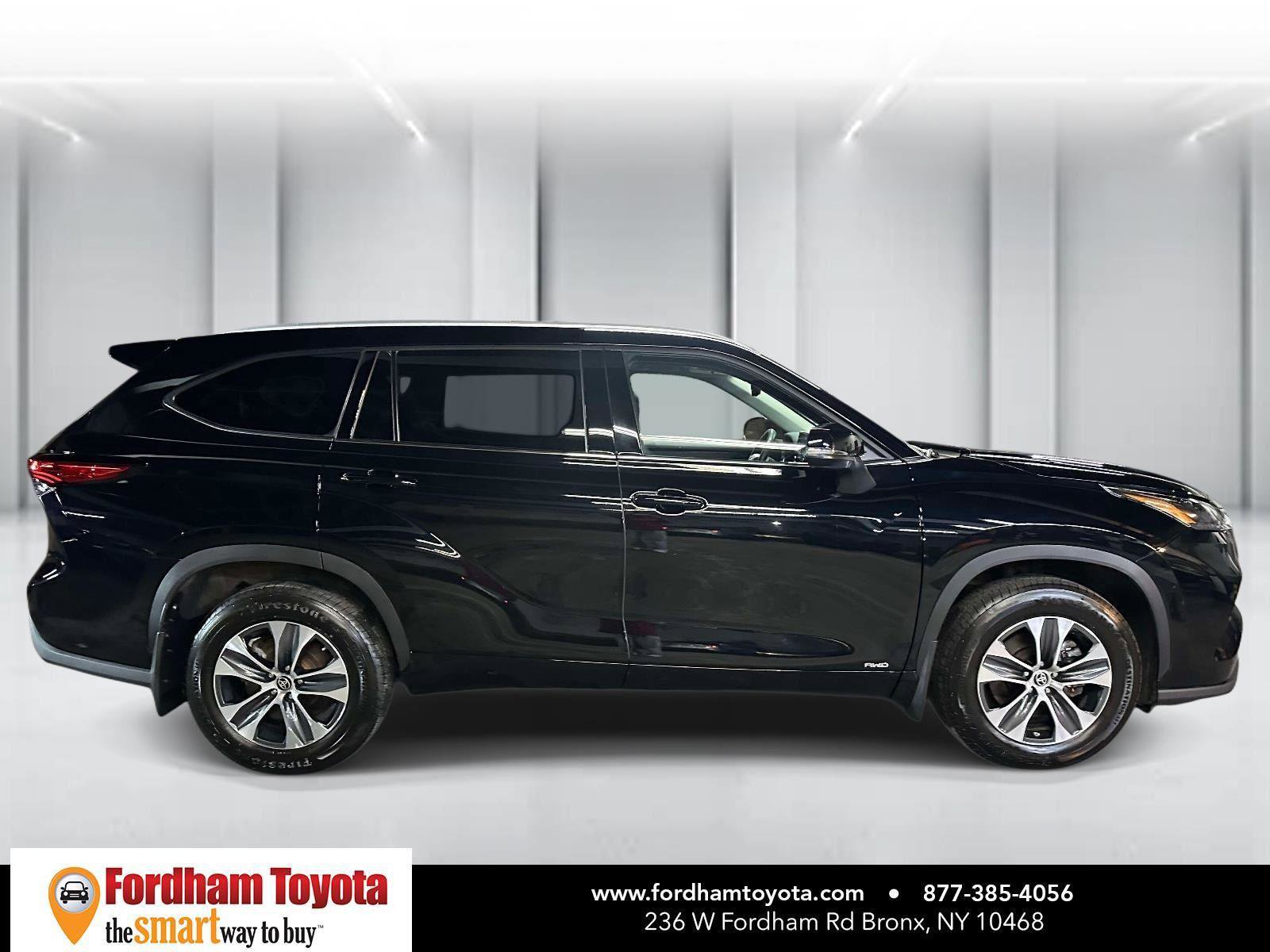 Used 2022 Toyota Highlander XLE AWD/4WD image 2