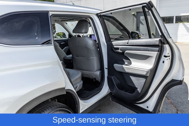 Used 2023 Toyota Highlander XLE AWD/4WD image 19
