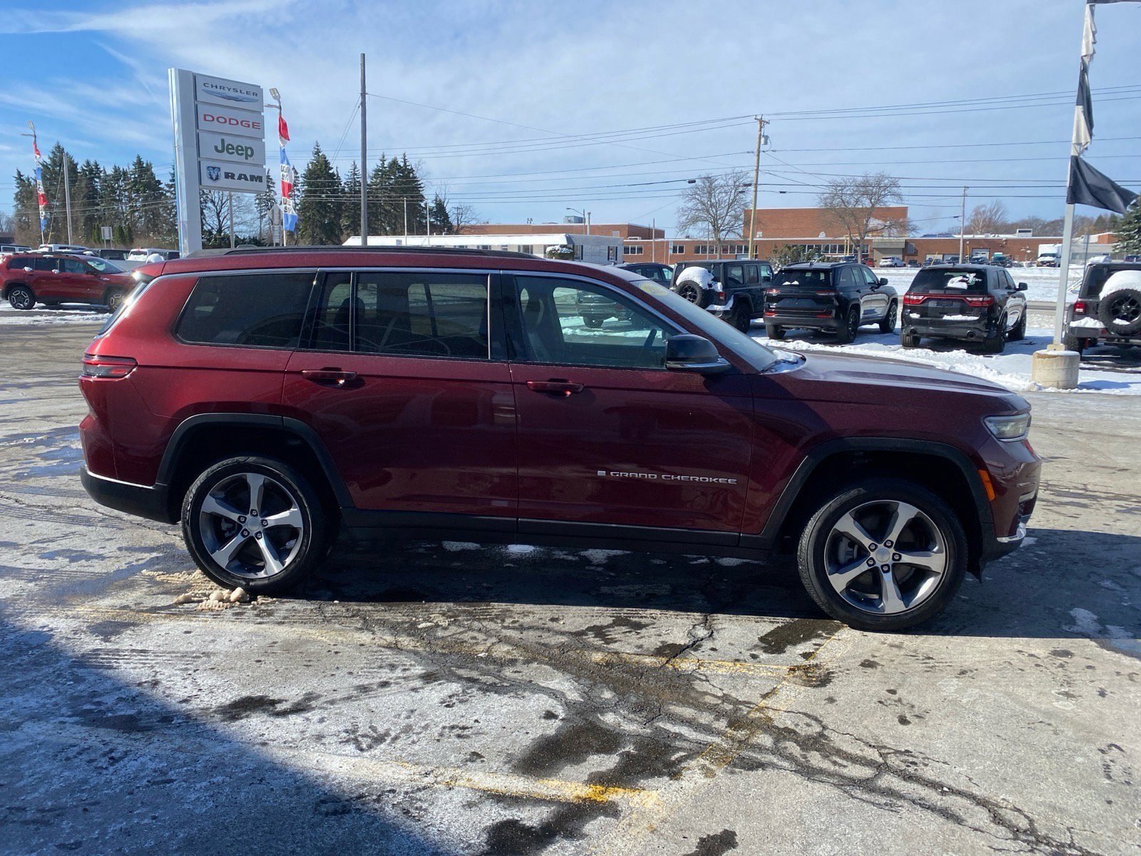 Used 2025 Jeep Grand Cherokee L Limited w/ Trailer Tow Package AWD/4WD image 16