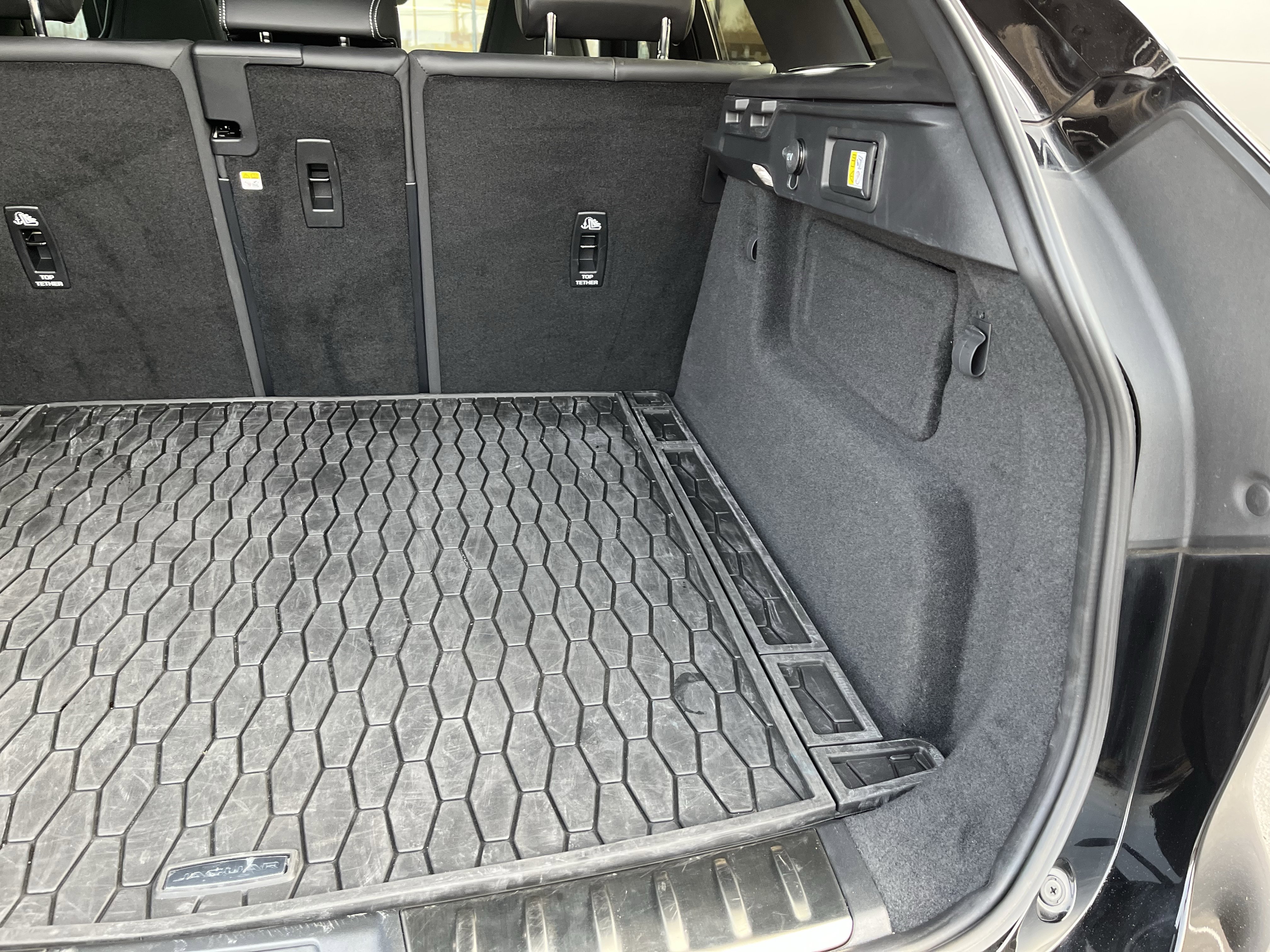 Certified 2024 Jaguar F-PACE R-Dynamic S image 38