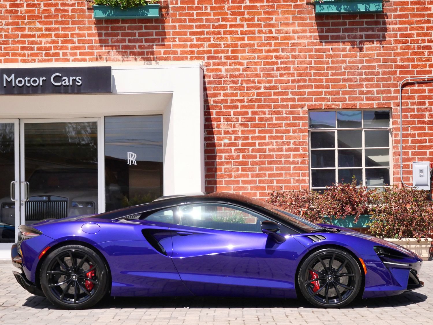 Used 2023 McLaren Artura RWD image 3