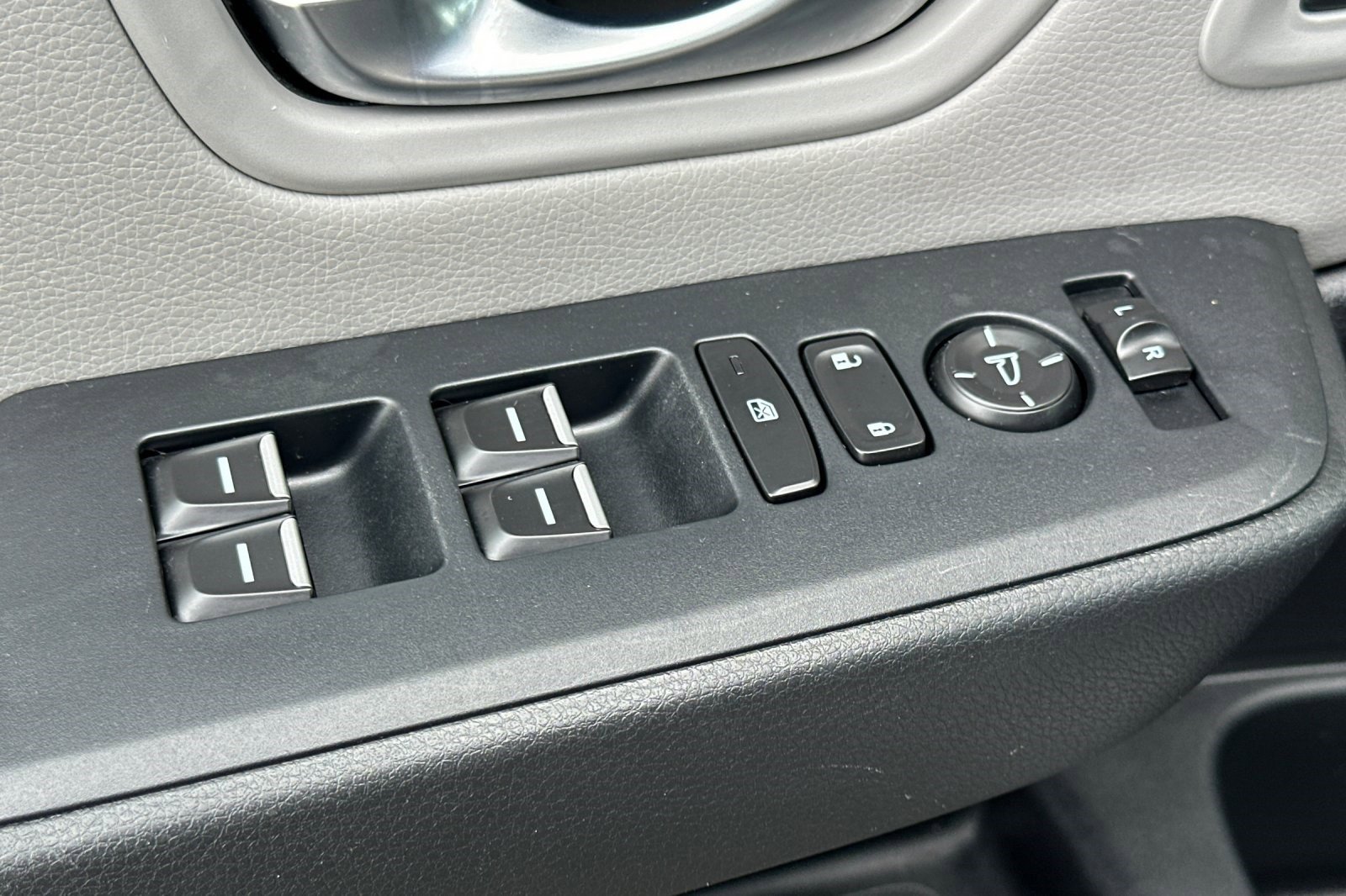 Used 2025 Honda Pilot Touring image 13