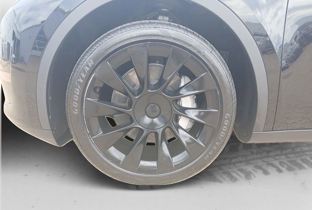 Used 2023 Tesla Model Y Long Range image 25