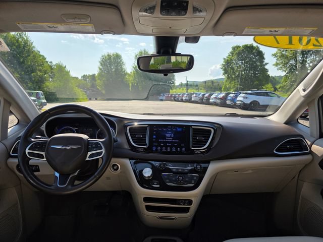 Used 2017 Chrysler Pacifica Touring-L w/ Tire & Wheel Group FWD image 20