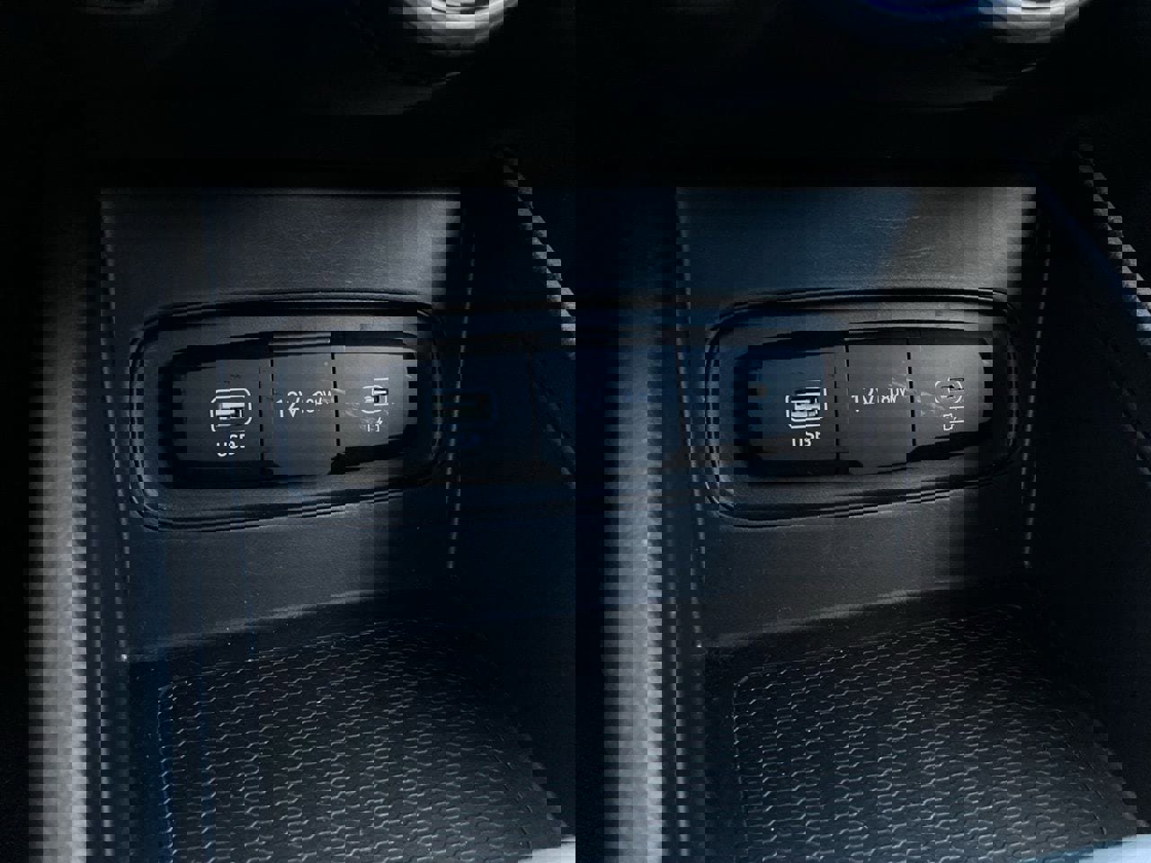 Used 2025 Hyundai Venue SEL image 25