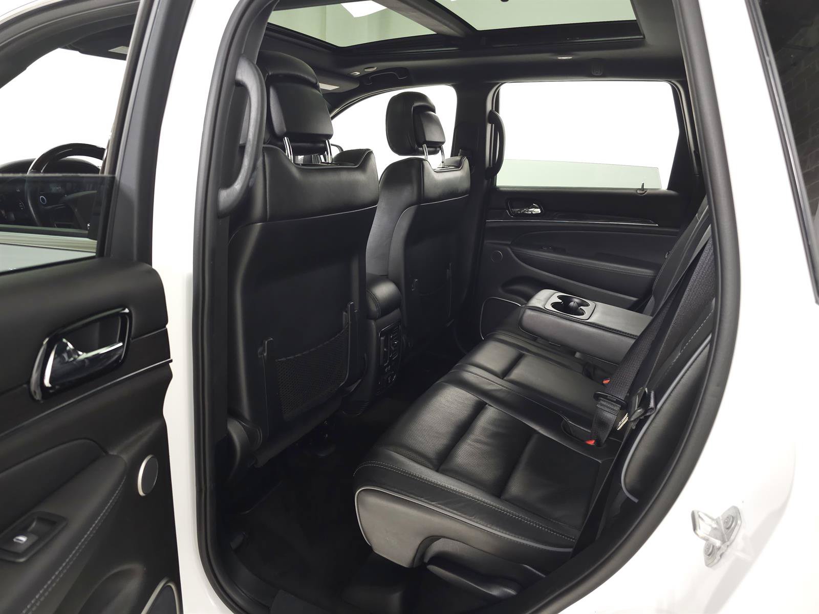 Used 2019 Jeep Grand Cherokee Overland AWD/4WD image 34