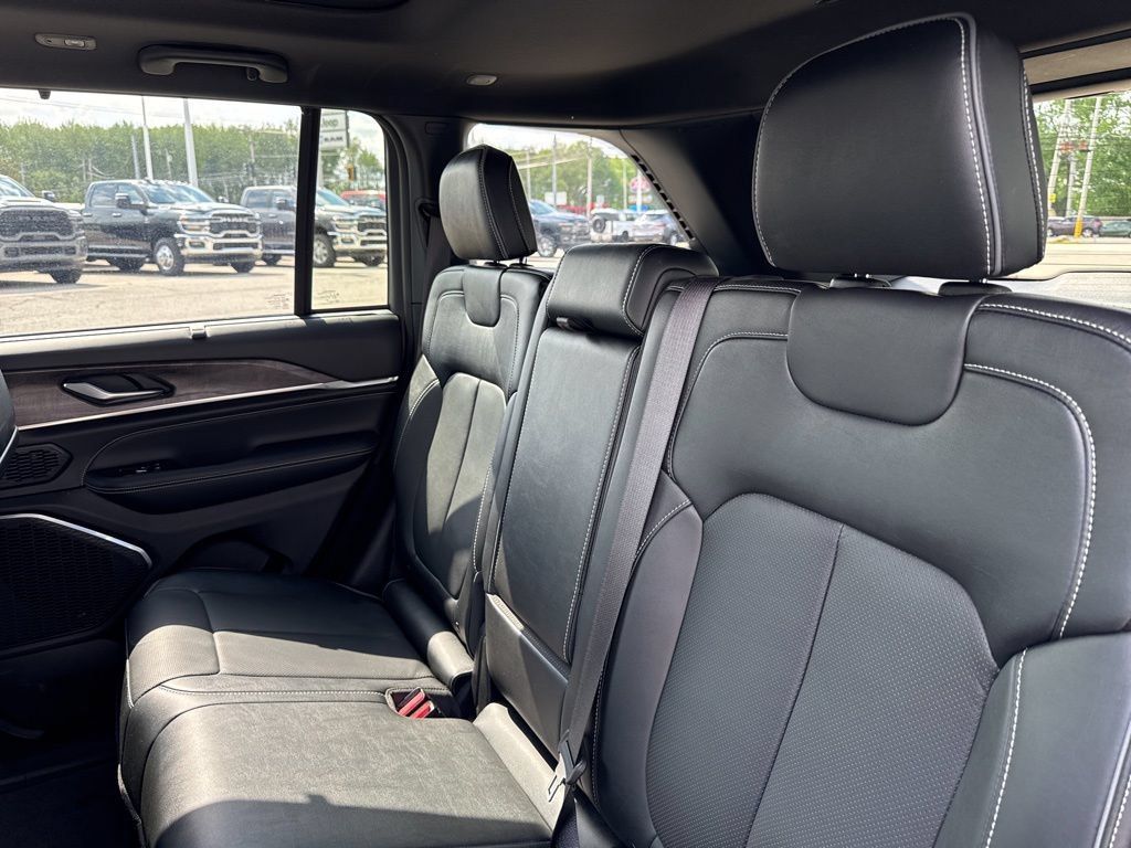 Used 2023 Jeep Grand Cherokee Overland w/ Luxury Tech Group IV AWD/4WD image 41
