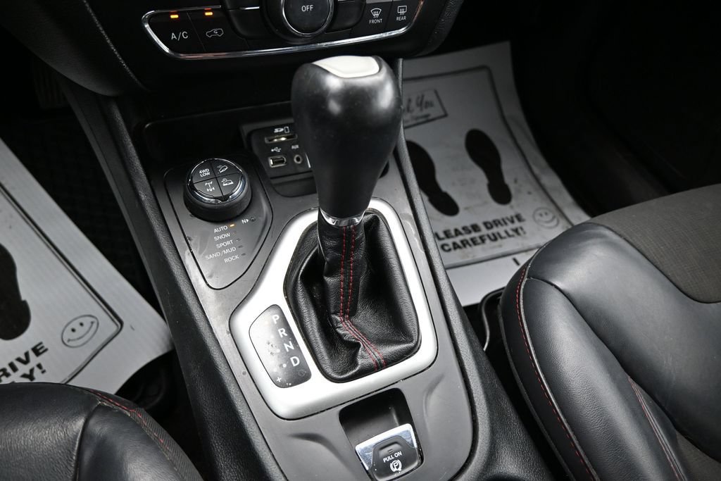 Used 2017 Jeep Cherokee Trailhawk AWD/4WD image 23