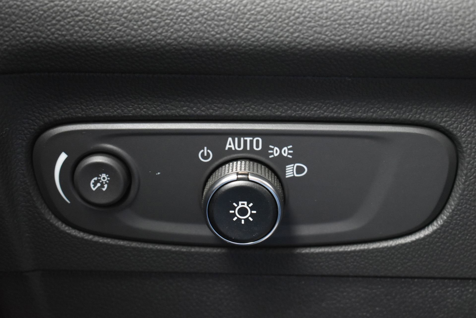 Used 2023 Buick Envision Essence w/ Technology Package I image 19