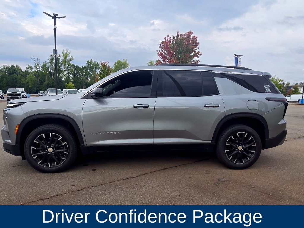 Used 2025 Chevrolet Traverse LT w/ Sun and Wheel Package FWD image 5