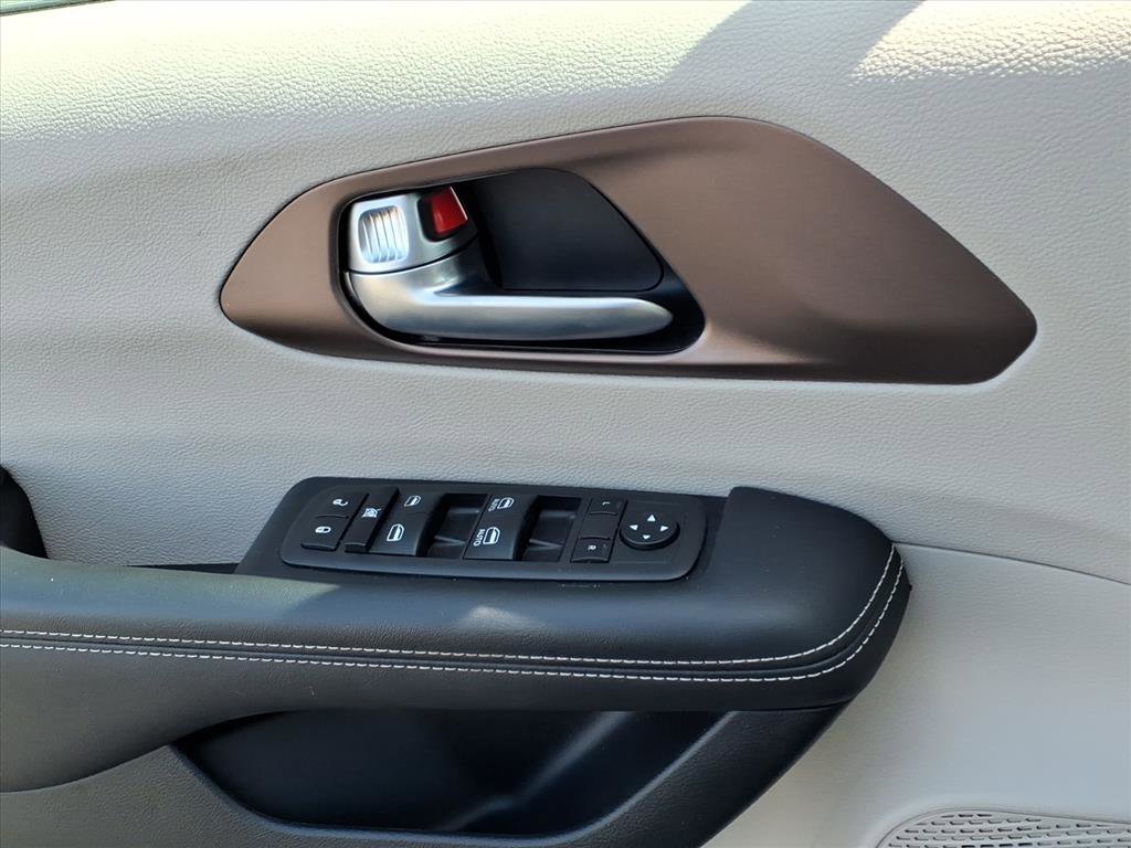 Used 2023 Chrysler Voyager LX image 24