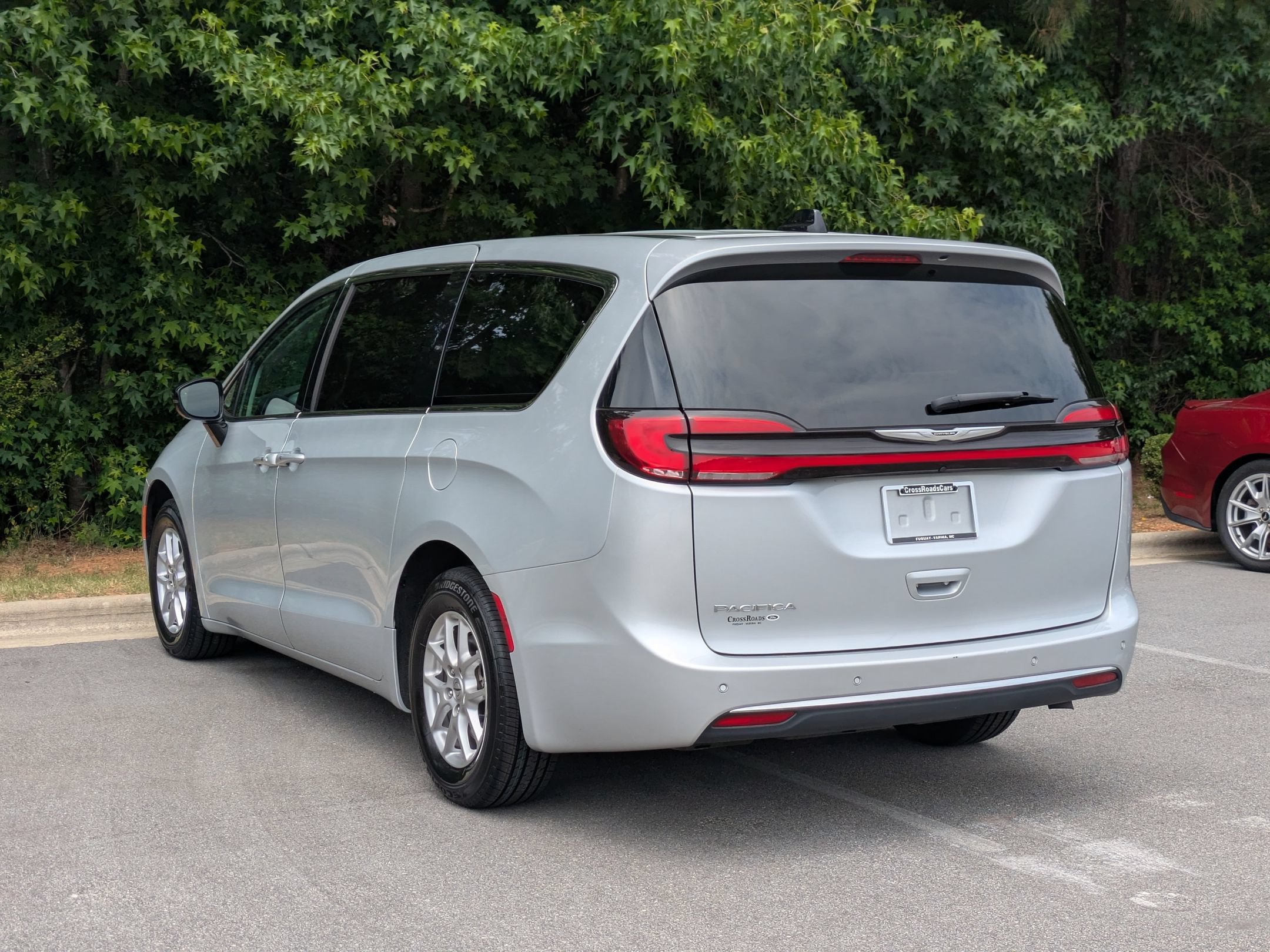 Used 2024 Chrysler Pacifica Touring-L FWD image 5