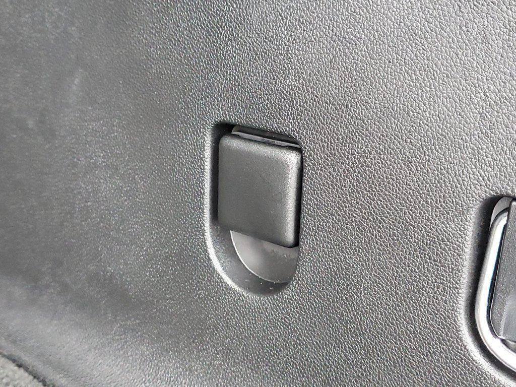 Used 2025 Chevrolet Traverse LT w/ Driver Confidence Package FWD image 32