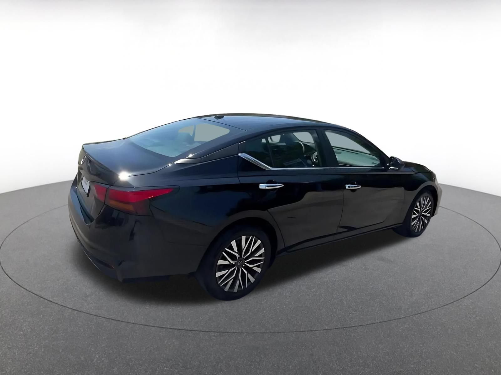 Used 2025 Nissan Altima 2.5 SV FWD image 15