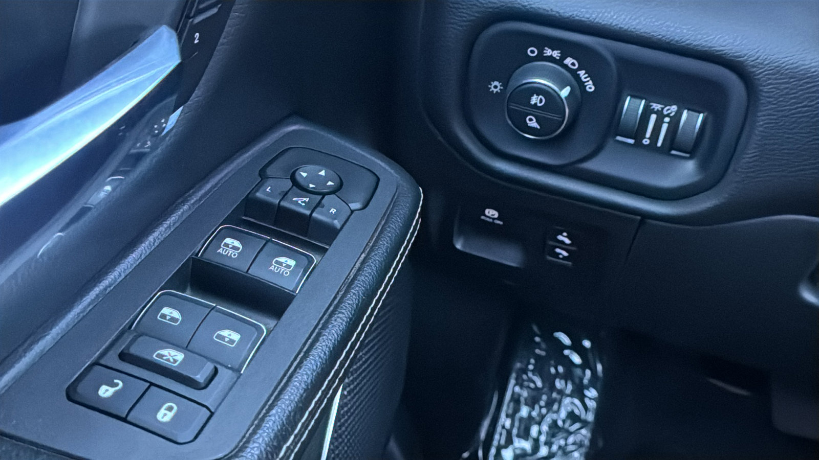 Used 2025 RAM 1500 Laramie AWD/4WD image 33