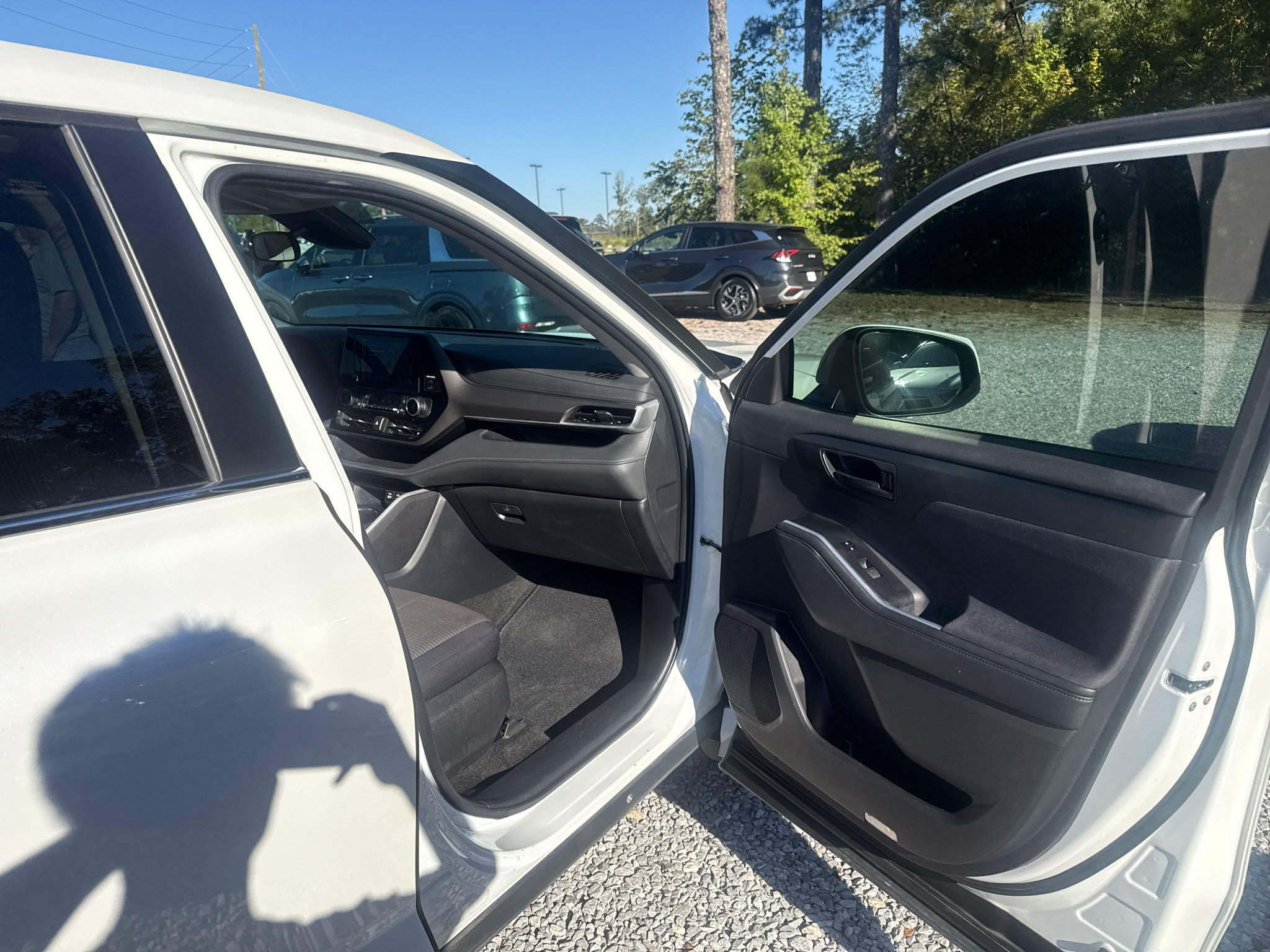 Used 2024 Toyota Highlander LE FWD image 25
