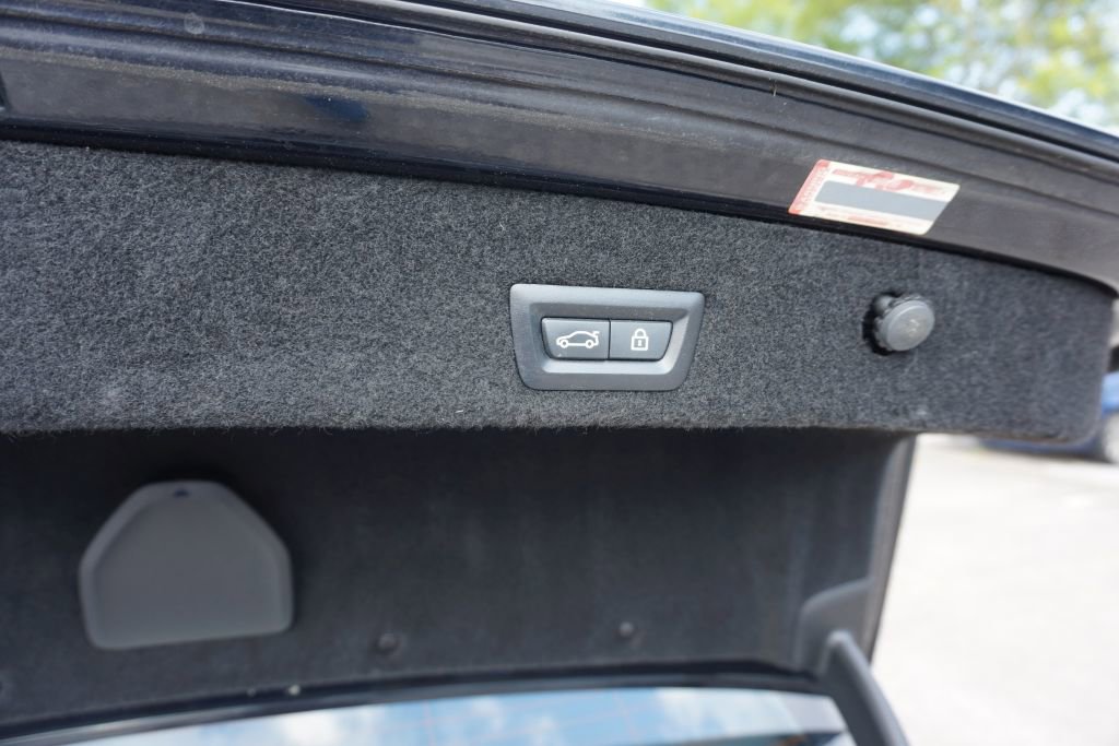 Used 2019 BMW 750i w/ Executive Package image 27